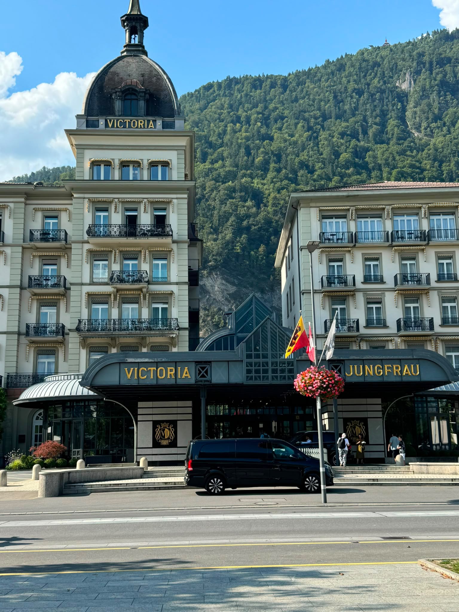 Premium Van vor einem Schweizer Hotel